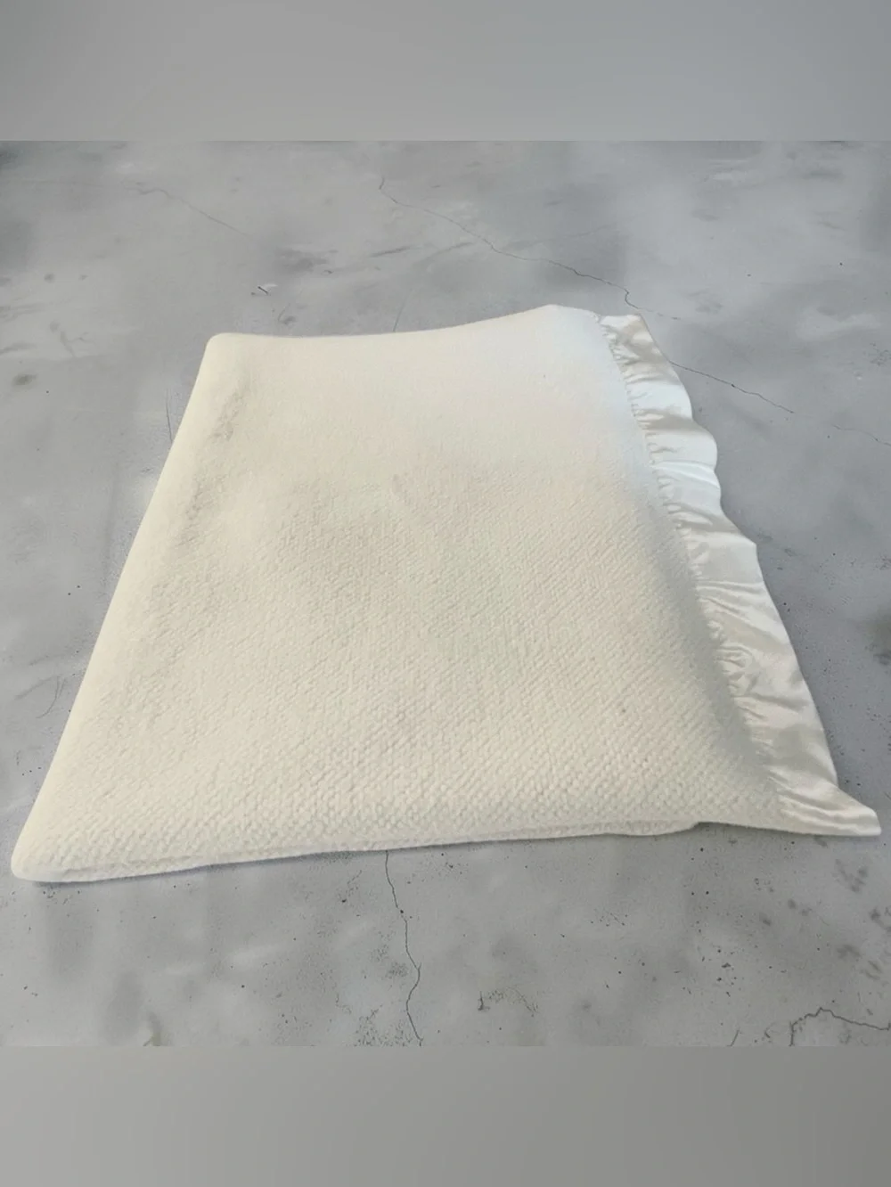 Fieldcrest twin size blanket, vintage, acrylic with satin trim, soft and warm